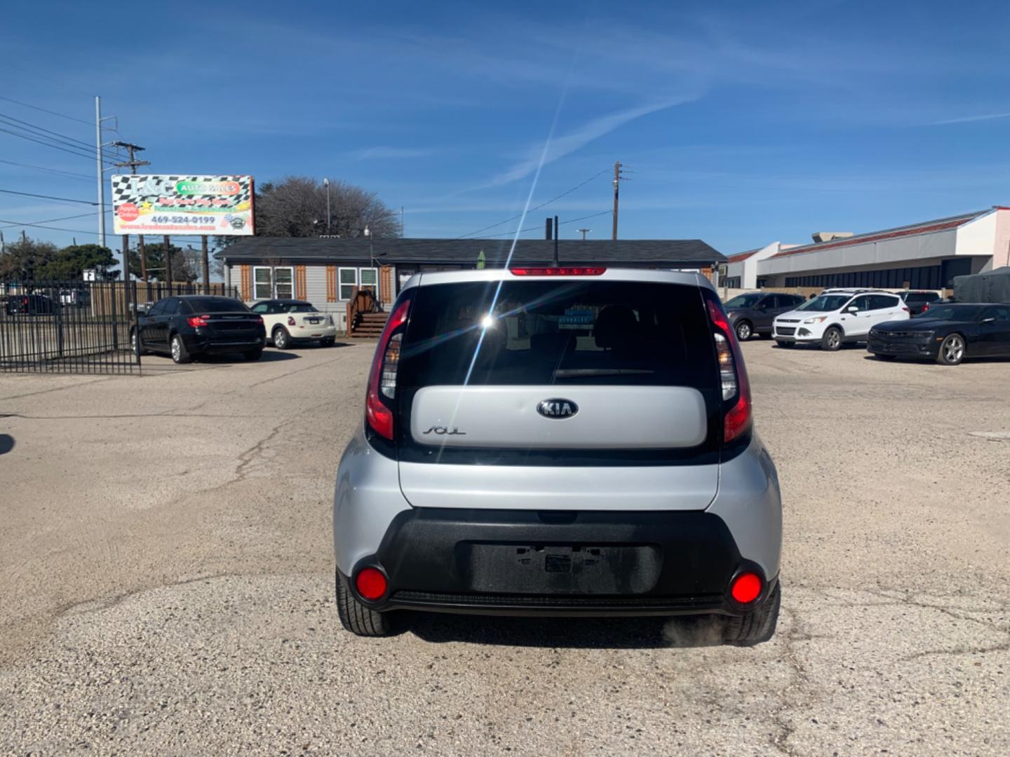 2015 SILVER /Black Kia Soul (KNDJN2A20F7) with an 1.6L engine, AUTOMATIC transmission, located at 1830 North Belt Line Road, Irving, TX, 75061, (469) 524-0199, 32.834373, -96.993584 - Photo#4